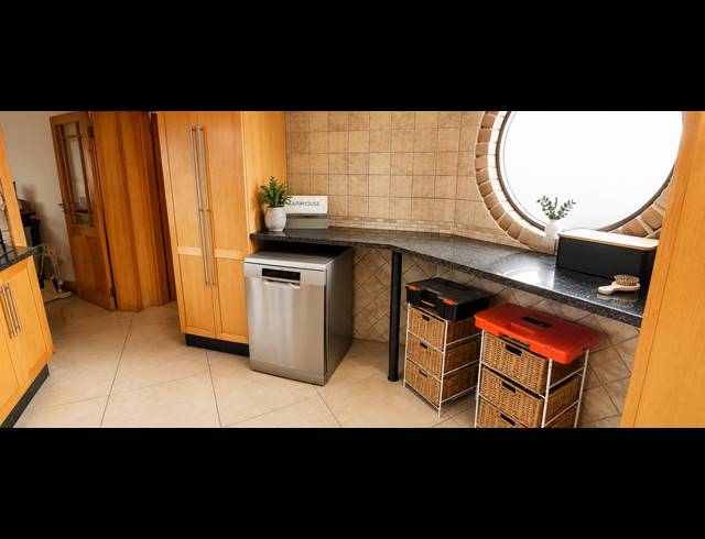 6 BEDROOM HOUSE FOR SALE IN SUNWARD PARK
